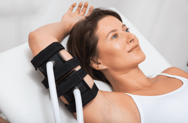medical grade fat reduction machine performing arm treatment
